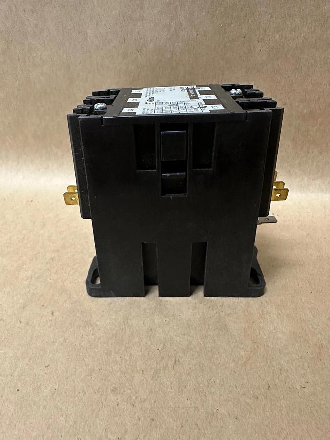 Square D 8910DPA63V02 Definite Purpose Contactor *NEW*