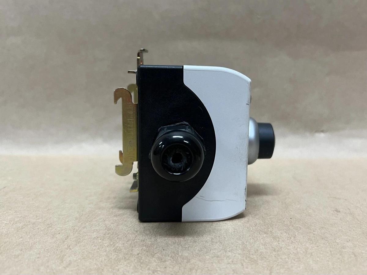 Used Moeller PC-GF20-FR Enclosed Selector Switch w/ M22-KC10 Contact Block