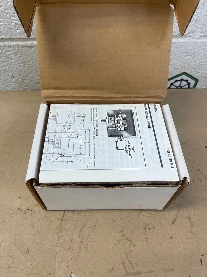 Dwyer (Mercoid) AP-153-37 Mercoid Control, Pressure Switch, Diaphragm Operated