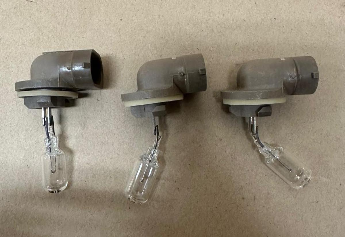 Used Melroe Ingersoll-Rand 6667934 Light Bulb -Lot of 3