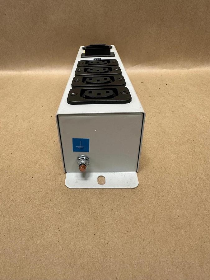 Used IEC 62100 10A Power Strip, 4 Outlets, Vertical Rack