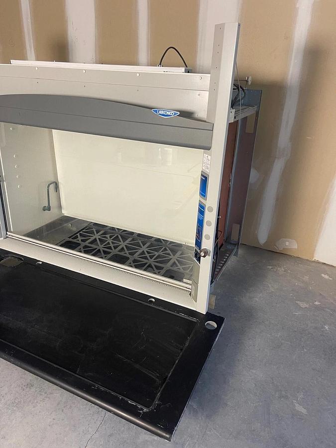Used LabConco 10050000010814 Laboratory Fume Hood w/ Bench Top