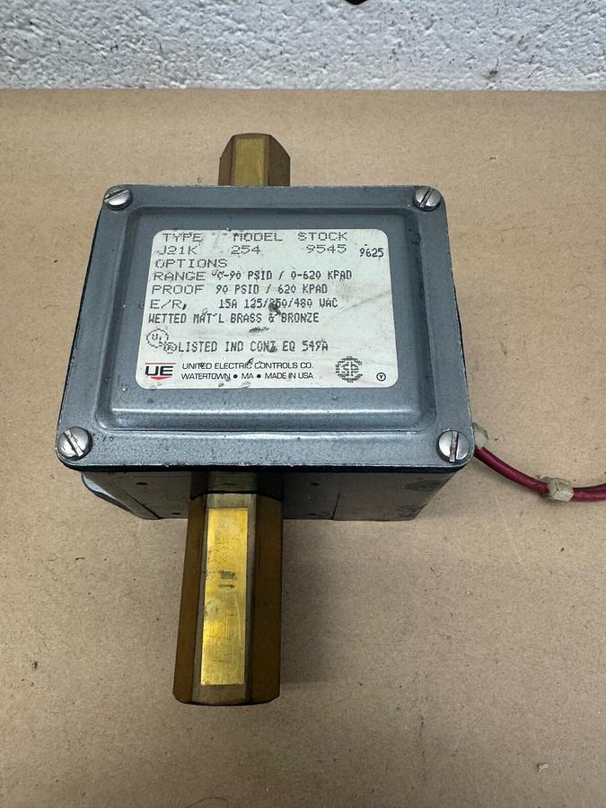 Used United J21K Pressure Differential Switch, 90 PSID, 15A