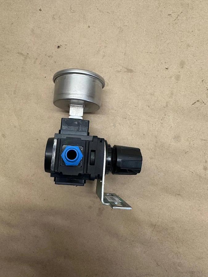 CKD R1000-8G-NT Pneumatic Regulator and Gauge