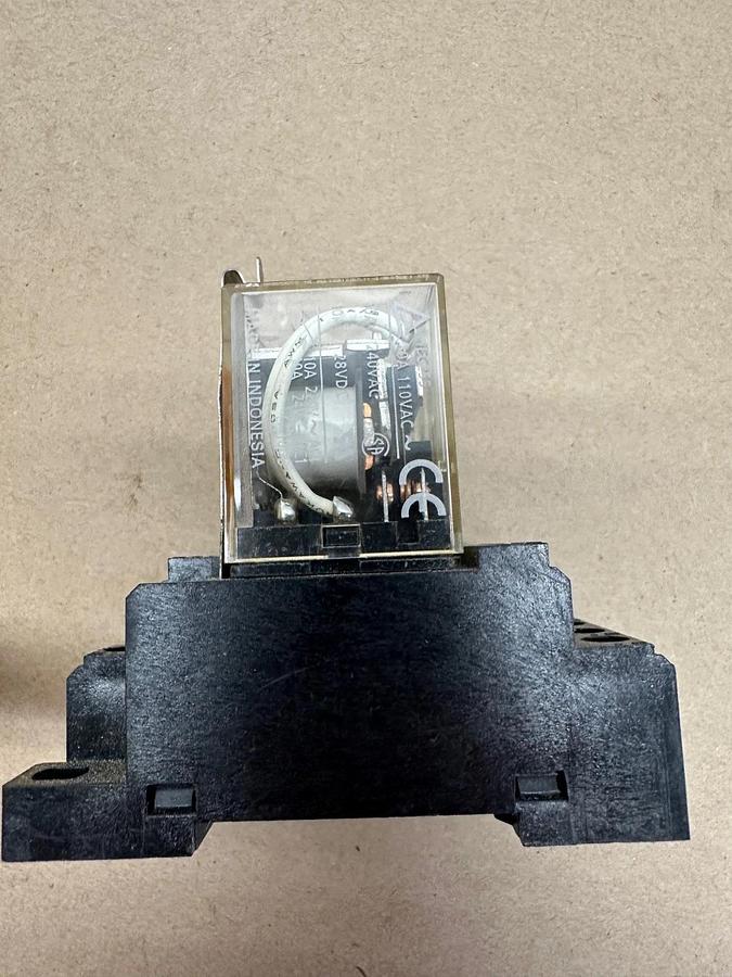 Used OMRON LY4,17Z4H Relay with Base, 120VAC