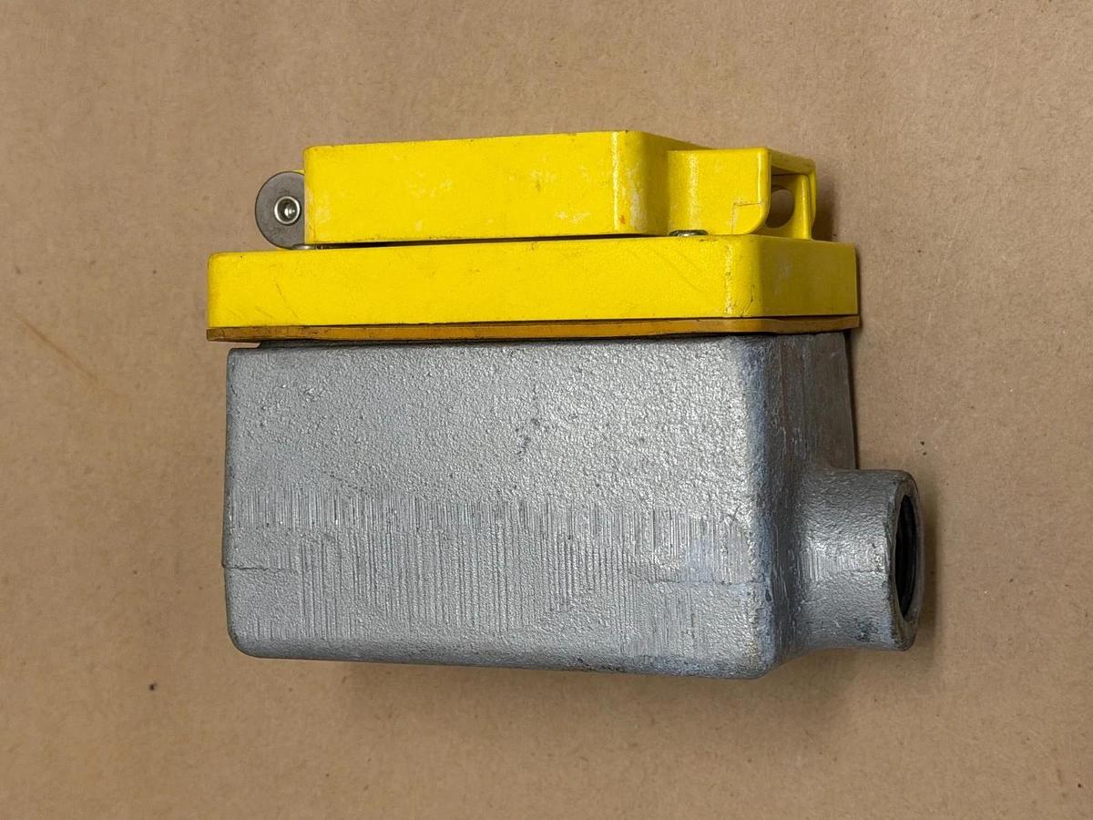 Used Daniel Woodhead 70-0210 Receptacle Cover w/ Appleton FD Unilet 3/4” Type E