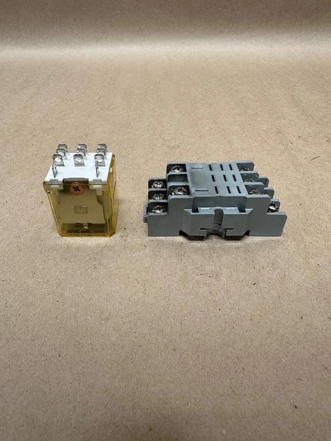 Used IDEC RH3B-U, AC 120v Relay w/ IDEC SH3B-05 Base
