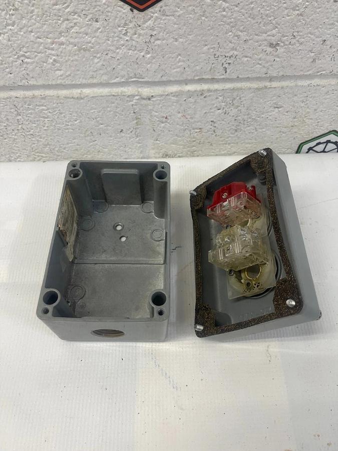 Used Square D 9001KY2 Enclosure w/ Pull-to-Start, Push-to-Stop Buttons