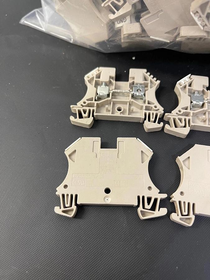 Used Weidmüller IEC 60947-7-1 Terminal Block 4mm^2, 800 V - Lot of 97