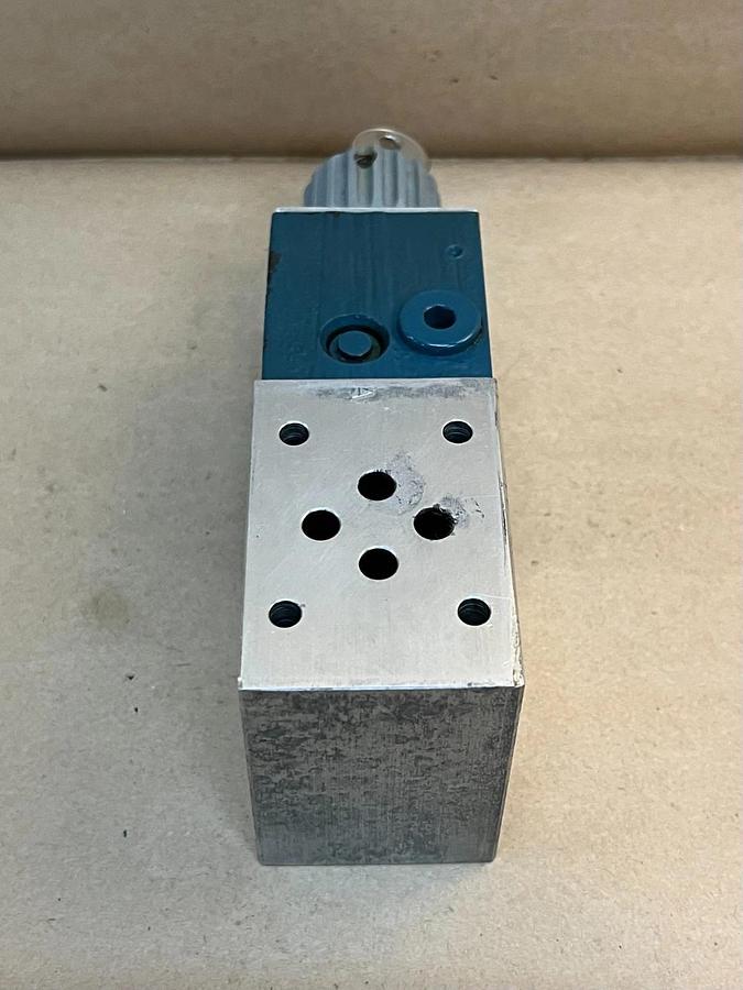 Used Bosch 0 811 332 106 Hydraulic Flow Control Valve, 5-315 Bar (w/Key)