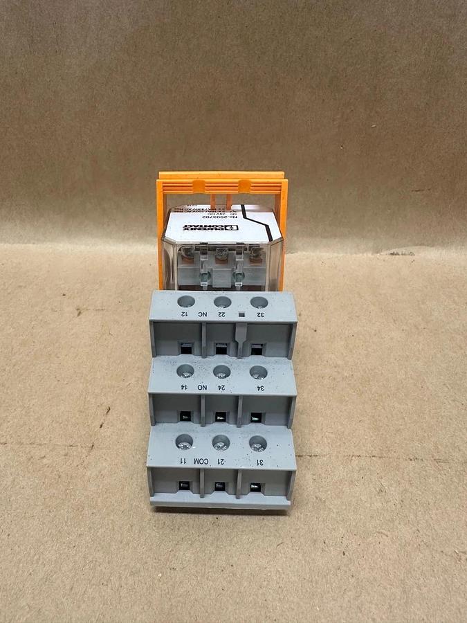 Used Phoenix Contact 2903702 Single Relay w/ RIF-4-BSC/3x21 Relay Base