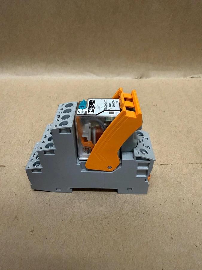 Used Phoenix Contact 2903677 Single Relay w/ RIF-2-BSC/ 4x21 Relay Base