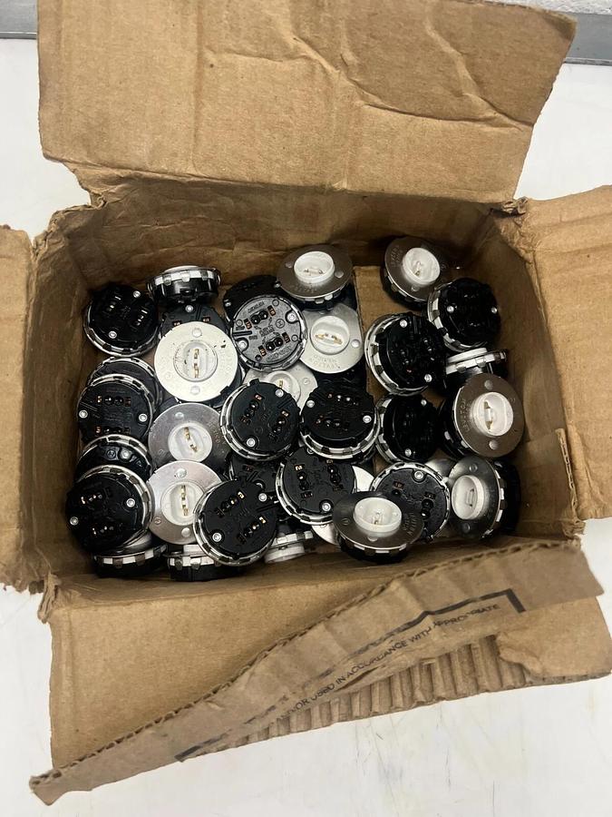 Leviton 524 Lamp Holder (52 pcs)