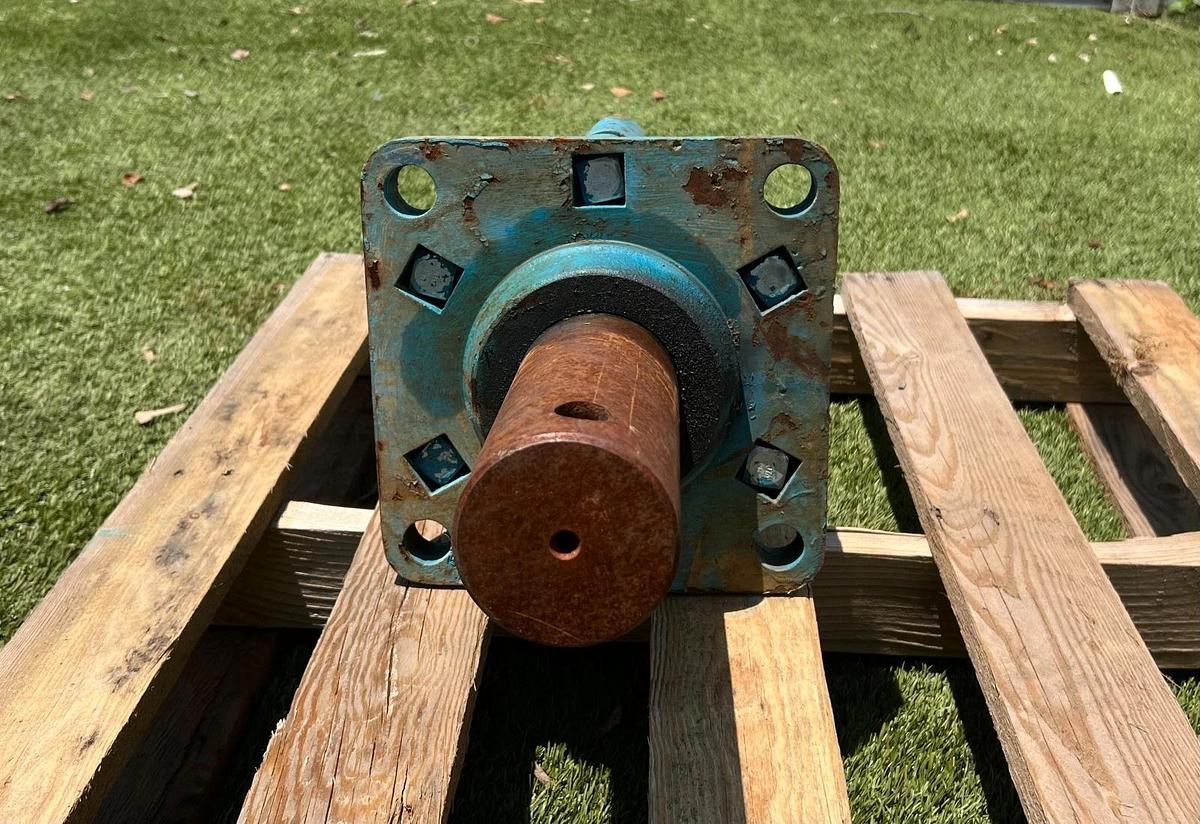Used Heavy Duty Tie-Rod Hydraulic Cylinder, 4 Bolt