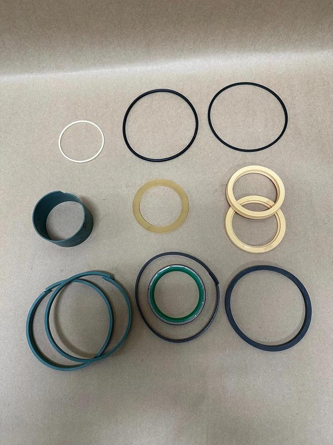 CNH Industrial 1543277C1 Cylinder Seal Kit *NEW*