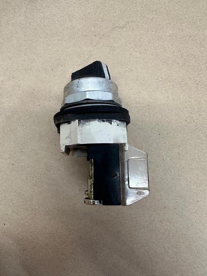 Used Allen Bradley 800T-H2 Selector Switch, 2 Position