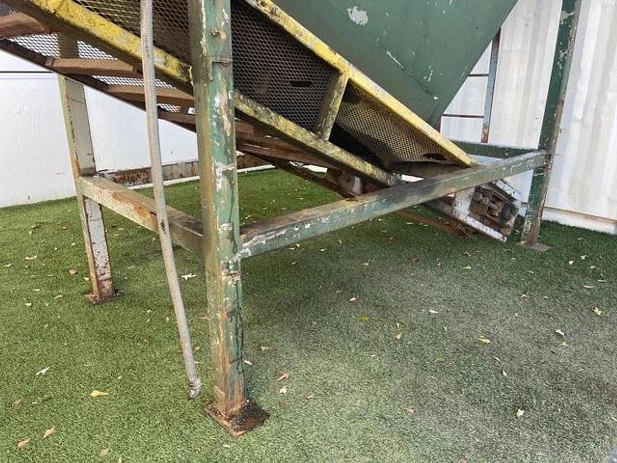 Used Feed Hopper, Drag Chain, 95 cu/ft, No Drive, Chain W:36” L:10’, Discharge H:6'