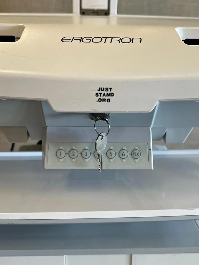 Ergotron SV42-3211-1 StyleView Medical Cart w/ New Batteries