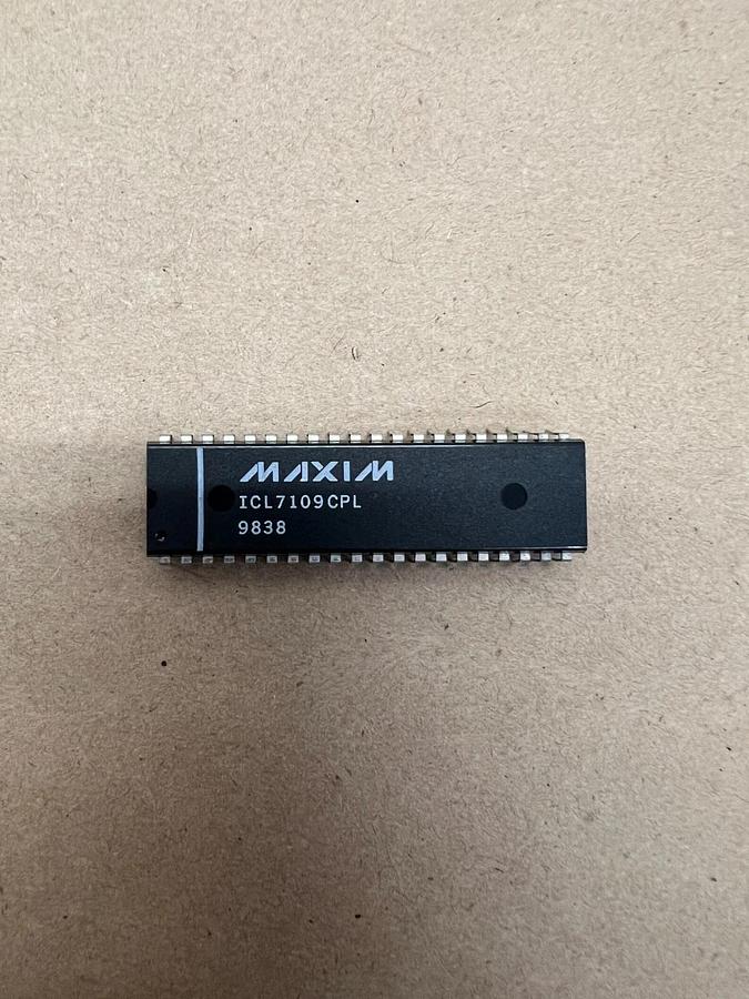 Used Maxim ICL7109CPL Converter - Lot of 55