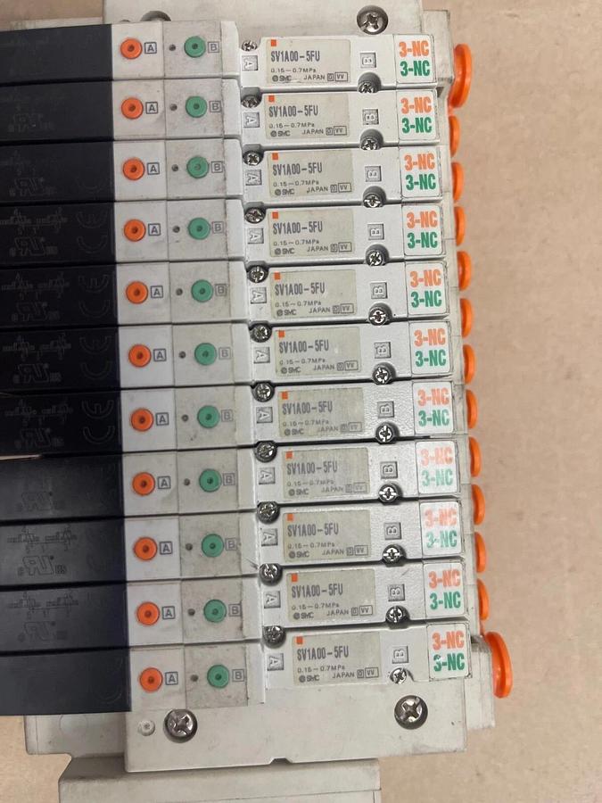 Used SMC SS5V1-GAN014A Solenoid Valve Manifold