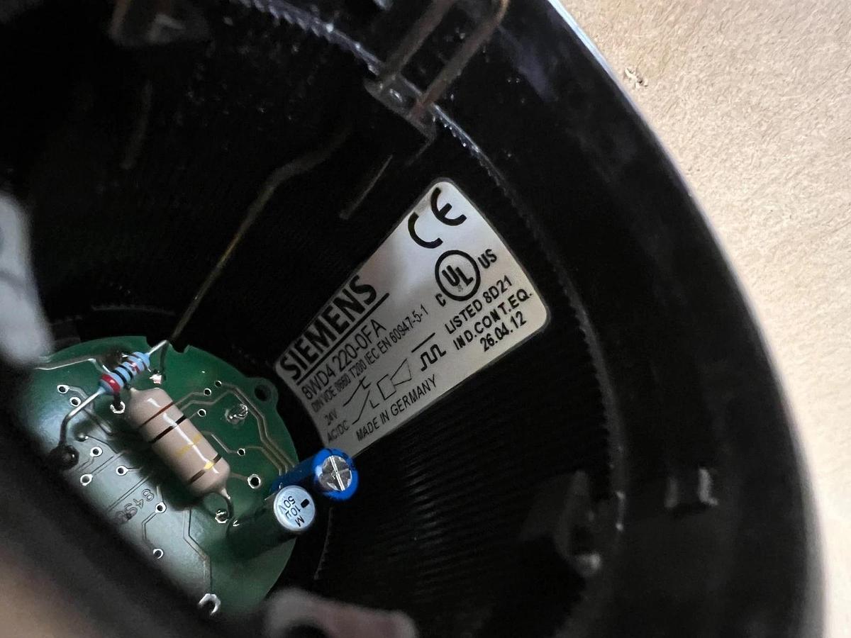 Used Siemens 8WD4 220-5AB w/ 8WD4 220-0FA Red Stack Light w/ Buzzer Element