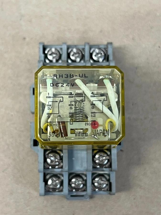 Used idec RH3B-UL General Purpose Relay w/Base