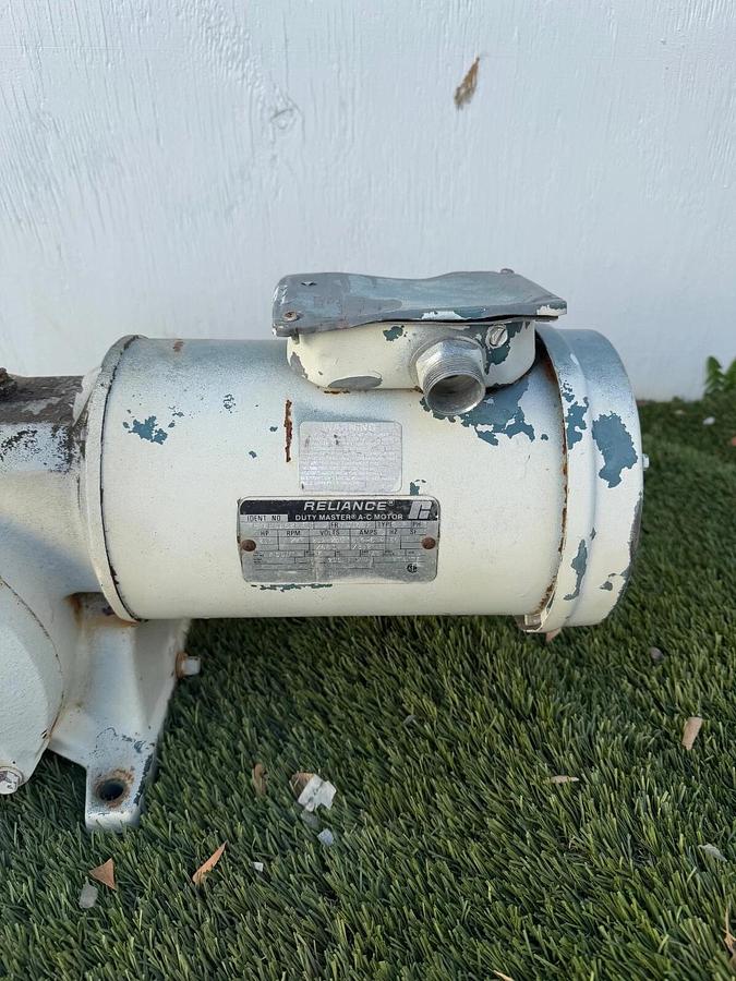 Used Dodge MasterXL Gear Motor, 70:1 Ratio, 25:1 Output Ratio, Reliance 2Hp