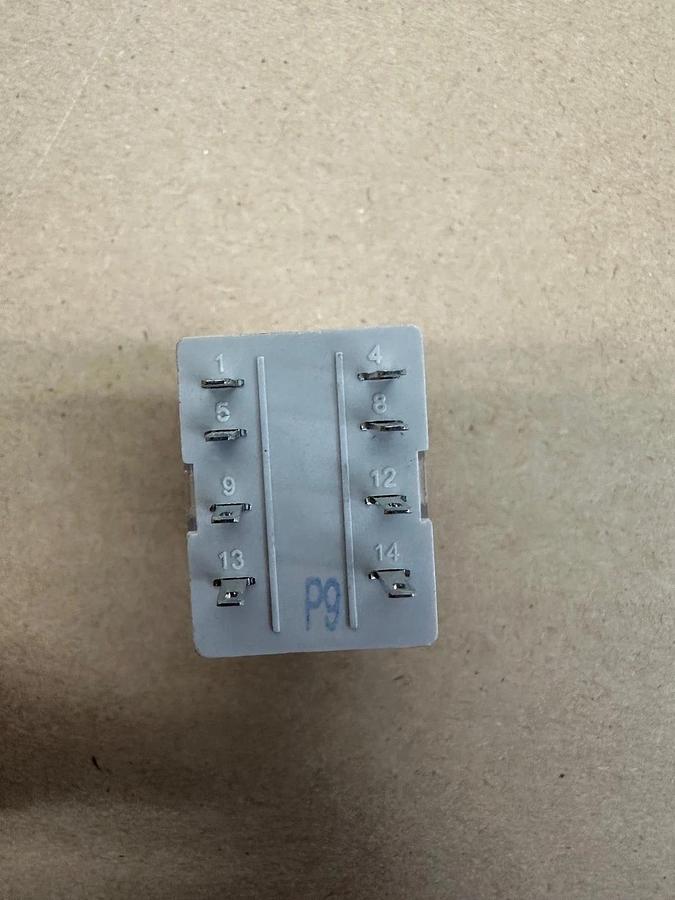 ABB 1SVR405611R2100 Control Relay *NEW*