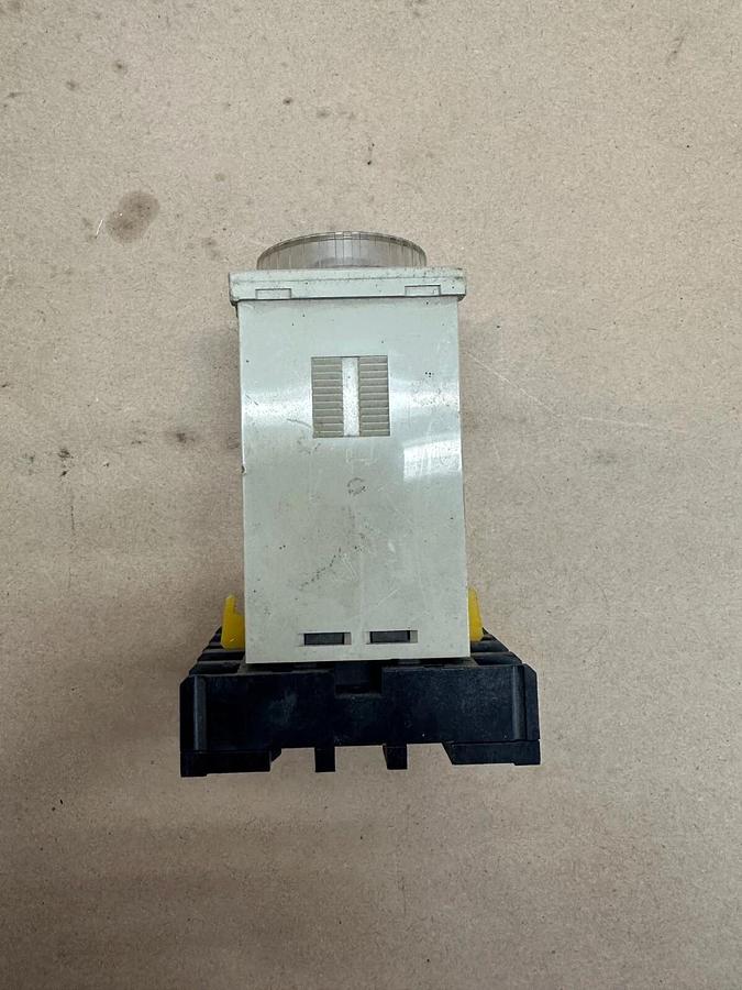 Used OMRON E5C2-R20J Temperature Controller