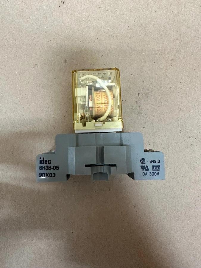 Used IDEC RH3B-U, AC 120v Relay w/ IDEC SH3B-05 Base