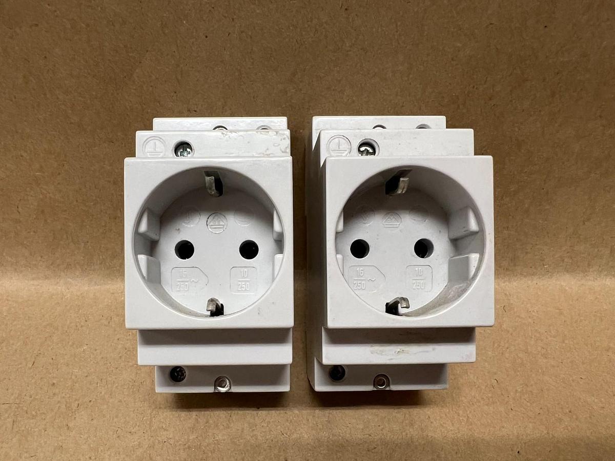 Used Siemens 5TE6700 Shockproof Socket - Lot of 2