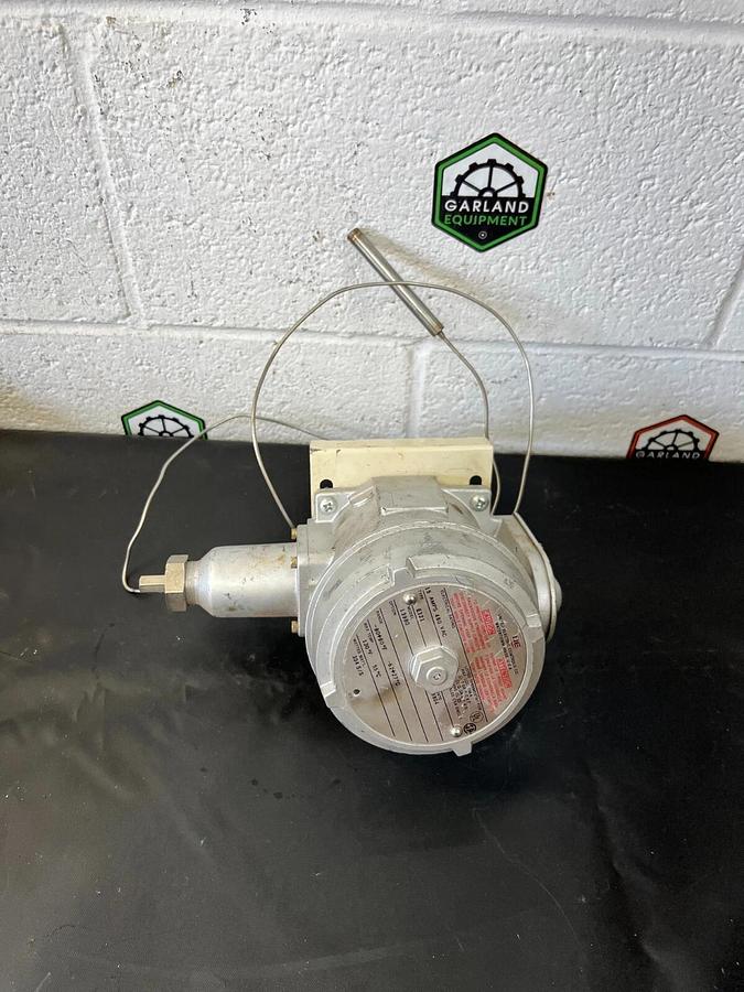 Used United Electric Controls Type E121 Model 13980 Sensor, Thermocouple Temp Switch