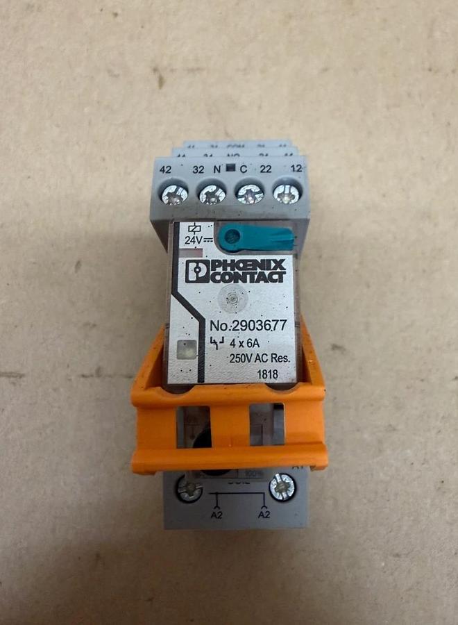 Used Phoenix Contact 2903677 Single Relay w/ RIF-2-BSC/ 4x21 Relay Base
