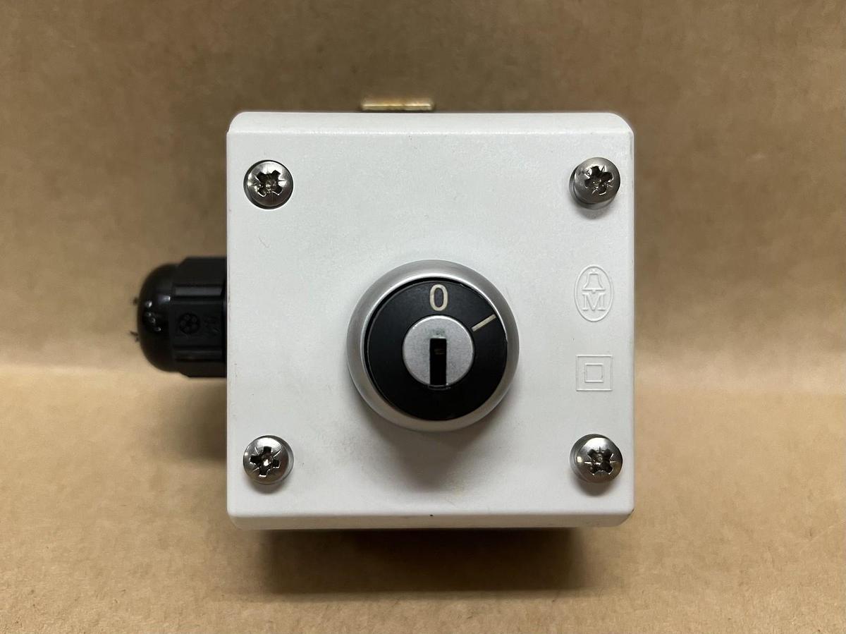 Used Moeller PC-GF20-FR Enclosed Selector Switch w/ M22-KC10 Contact Block