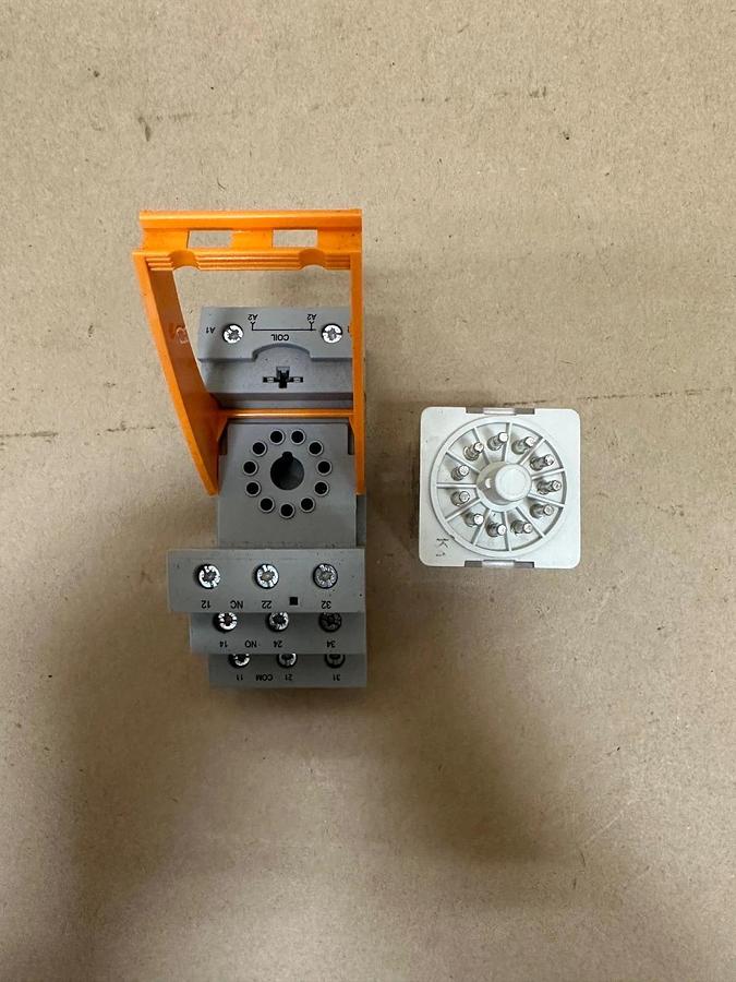 Used Phoenix Contact 2903693 Switching Relay w/ RIF-3-BSC/3x21 Relay Base