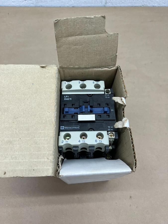 Used Telemecanique LP1 D4011BD 24V, Contactor
