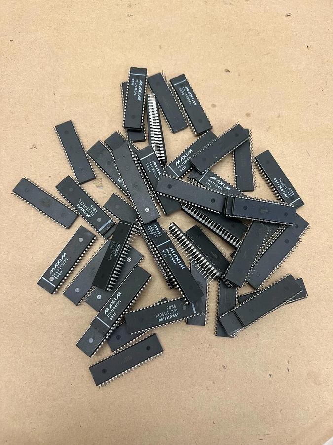 Used Maxim ICL7109CPL Converter - Lot of 55