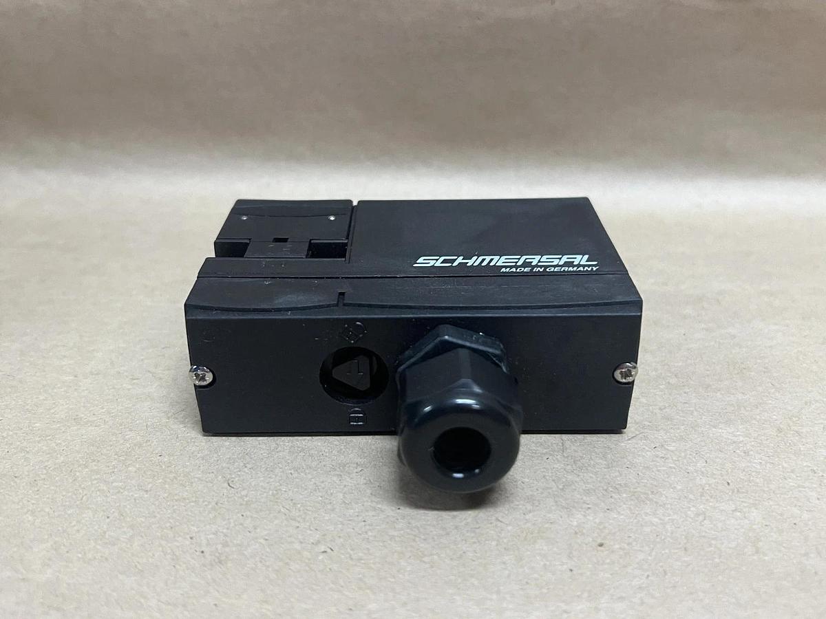 Schmersal AZM170-11ZRKA Solenoid Interlock 24VDC/24VAC 40-60Hz