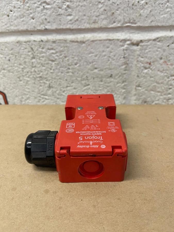 Used Allen Bradley Guard Mstr Trojan 5 440KT11118B Safety Switch Wire Protector Rght