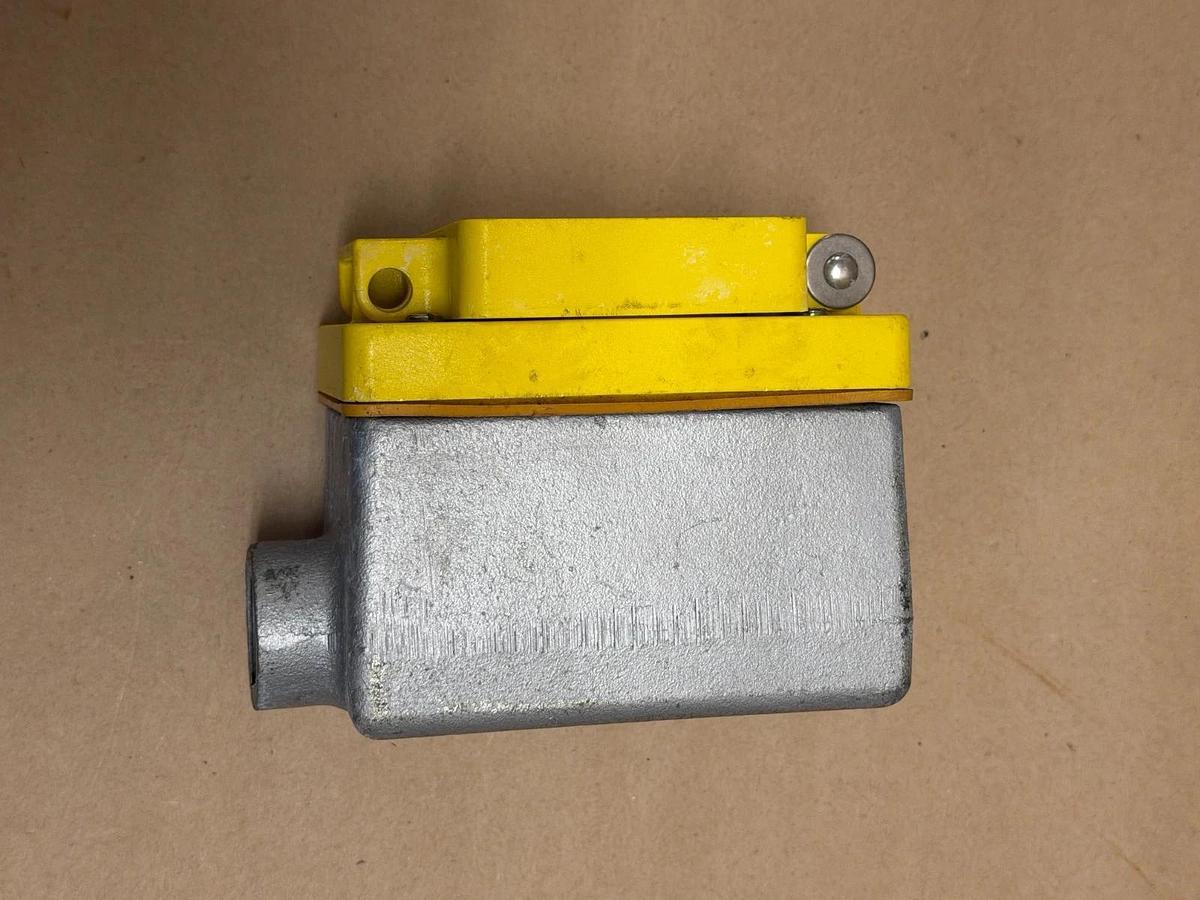 Used Daniel Woodhead 70-0210 Receptacle Cover w/ Appleton FD Unilet 3/4” Type E
