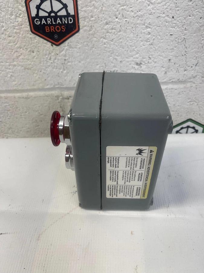 Used Square D 9001KY2 Enclosure w/ Pull-to-Start, Push-to-Stop Buttons