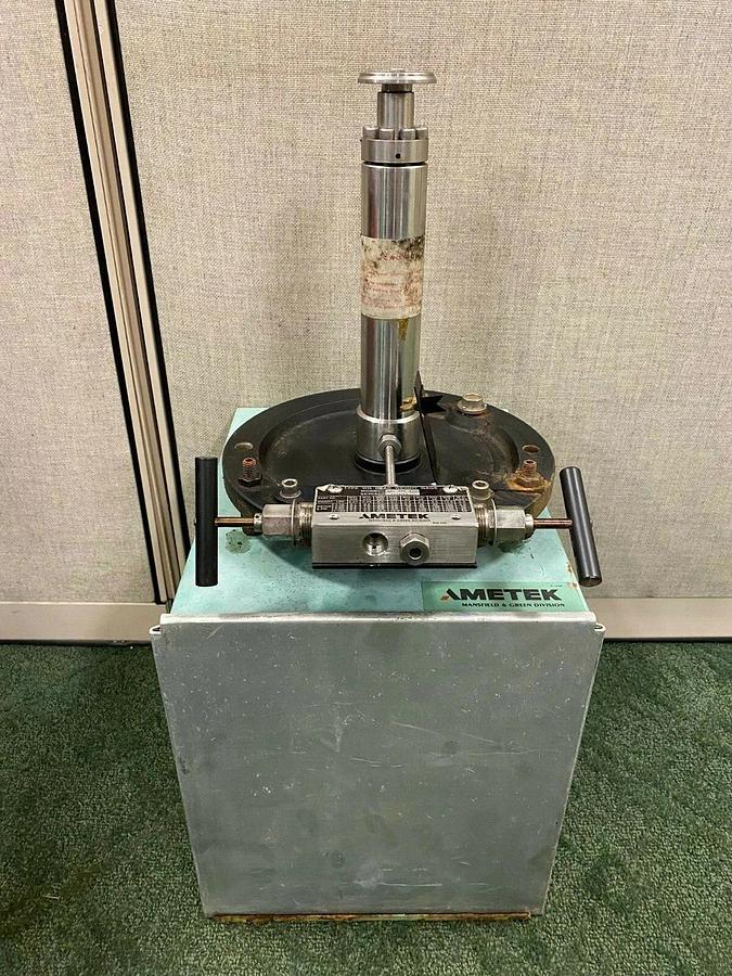 Used Ametek WG-10-1 Dead Weight Gage Tester w/ 16 Additional Weights, 10-100 PSI