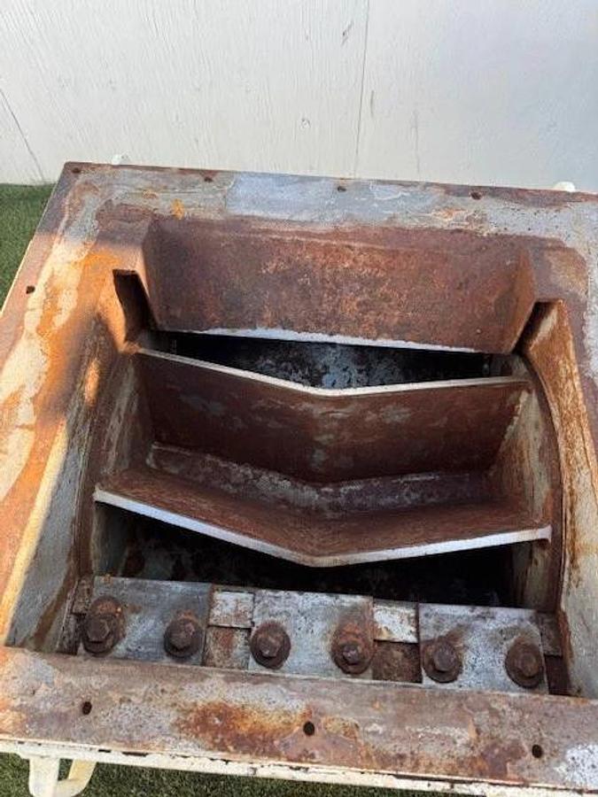 Used Clarke’s CFV24X971029 24”x24” Feeder, Toshiba 5Hp Motor @ 1800RPM & Falk 4207J25