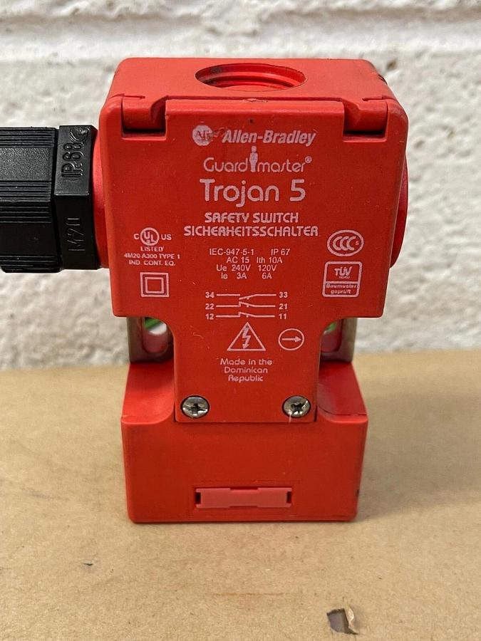 Used Allen Bradley Guard Mstr Trojan 5 440KT11118B Safety Switch Wire Protector Left