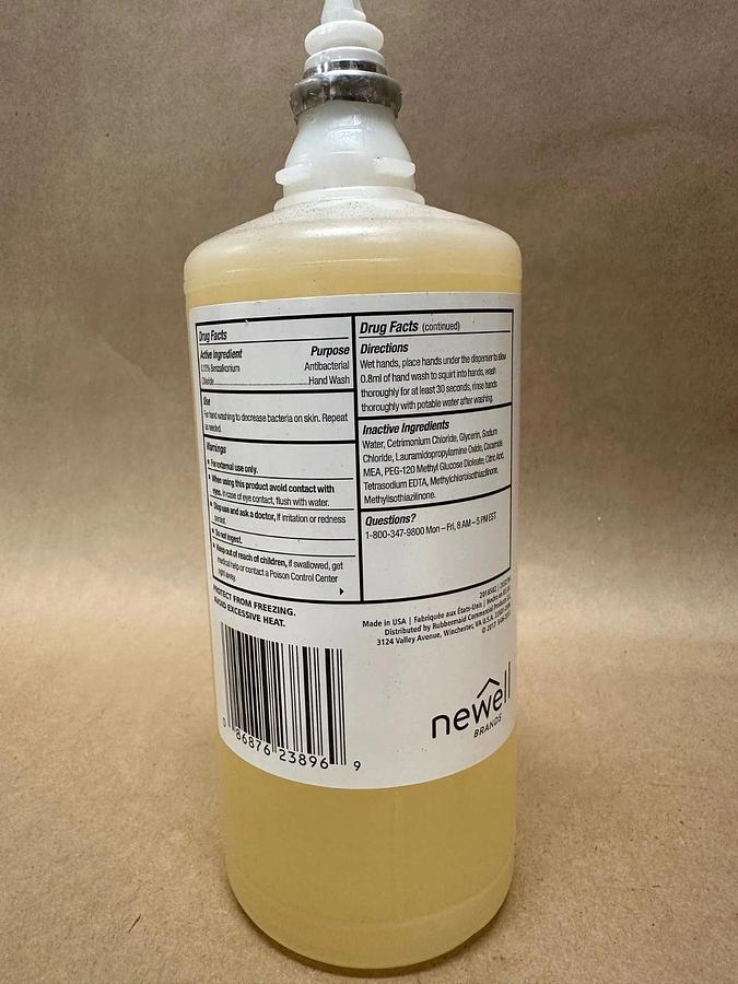 Used Rubbermaid 2018582 800ML Antibacterial Lotion Soap - Lot of 4