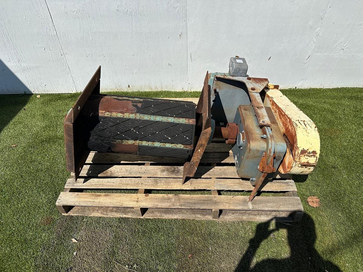 Used Falk 5215 Geardrive 24.94 Ratio, Toshiba 7.5Hp @ 2700RPM w/ 26”x14” Pulley