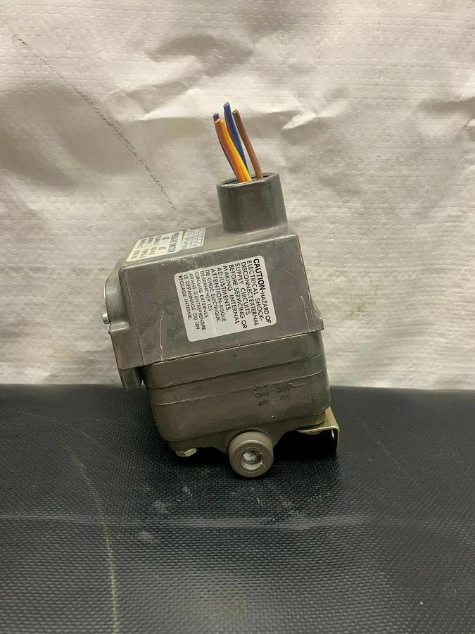 Used Barksdale CDPD2H-A3 Dialamatic Pressure Switch 10 PSI