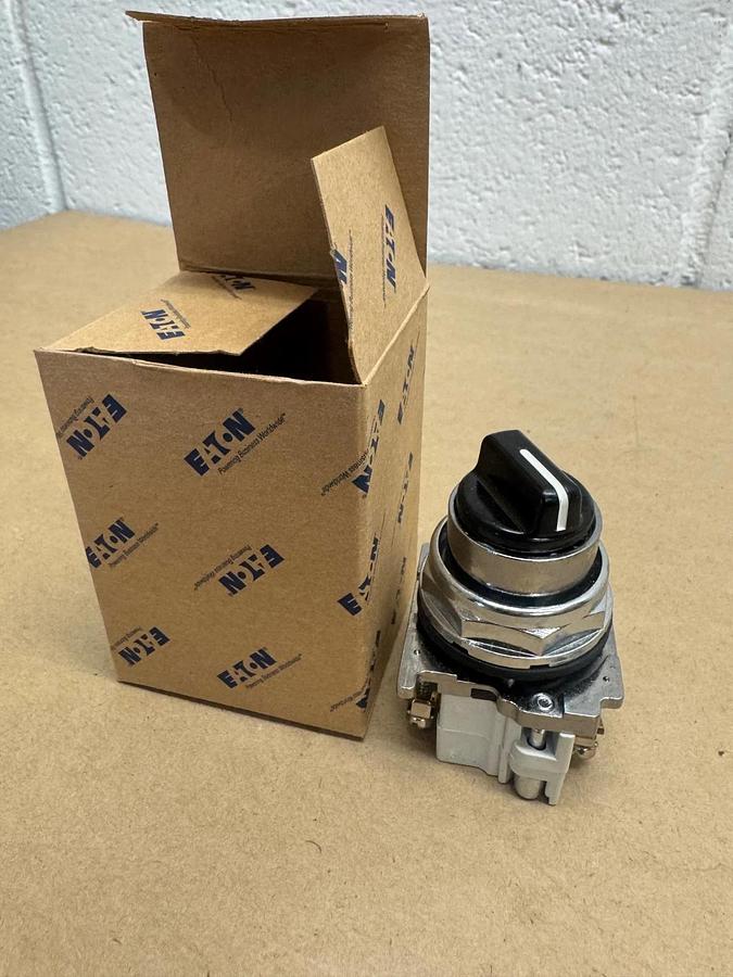 Used Eaton 10250T20KB 2-Position (Black) Selector Switch *NEW*