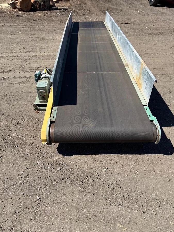Used Conveyor Belt W: 38” L: 198” Longitudinal Groove Belt, 1 Hp Motor, 4A Gearbox