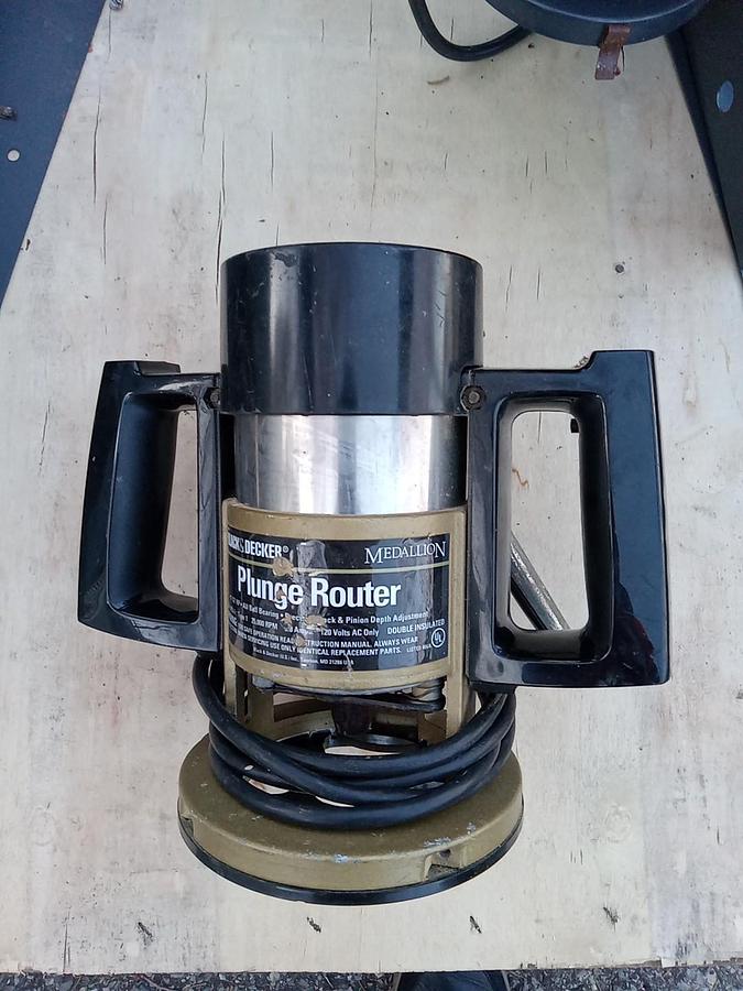 Used Black & Decker 7615-1 Medallion Plunge Router 1-1/2HP Type 1, 9.0A 25000RPM 120V